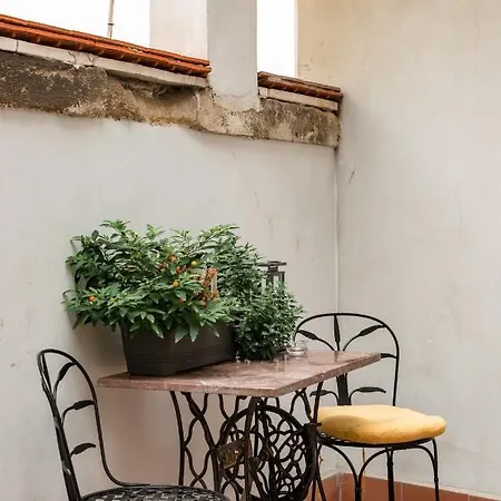 Art In The Heart Of Old Town Apartment *